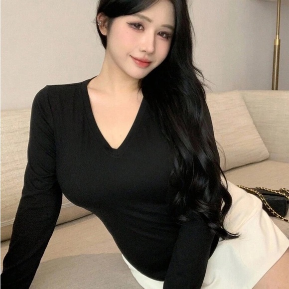 SHEIN Elegant Black V-Neck Women's Top - Picture 5 of 9